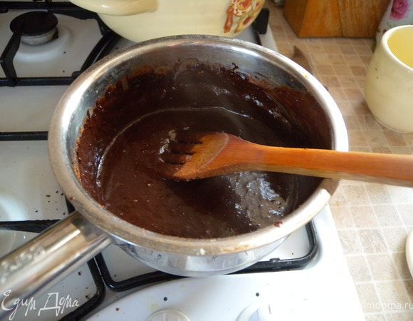 Варим шоколад. Сливки и сахар и какао (просеять) прогреть. 