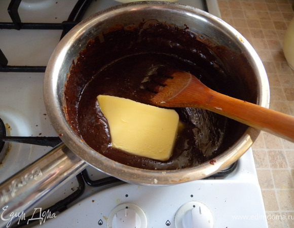 Снять с огня, добавить масло. Перемешать до однородности. 