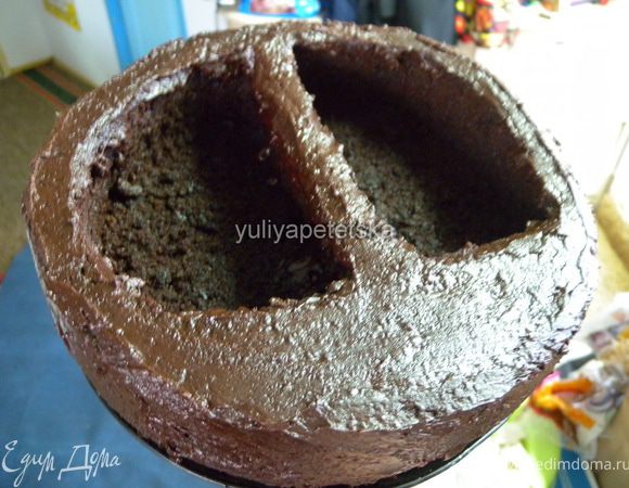 Когда остынет до комнатной температуры (или до 30) смазать корж снаружи и сверху. Можно гладко ножом, но специально делала рваные неровности. Вообще корж и так темный можно и без шоколада обойтись. 