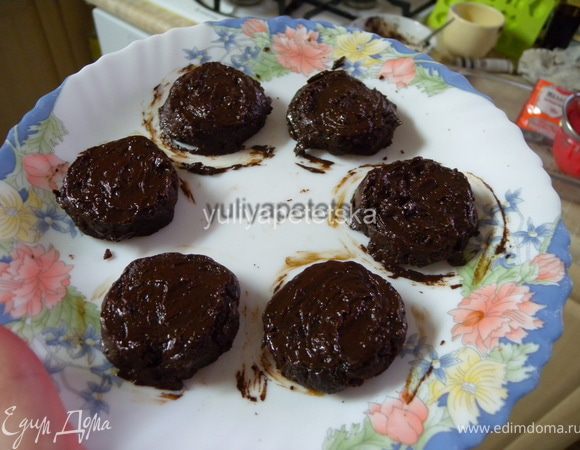 Смазать шоколадом точечки. 