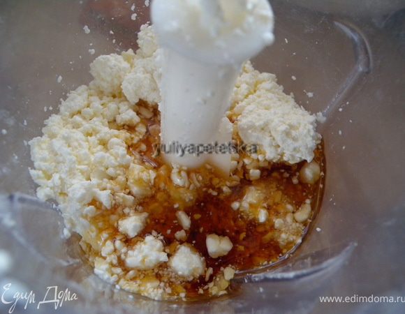 Готовим суфле. Творог взбить в блендере с сиропом. Если не такой как у меня творог (у меня  зернистый) то можно просто протереть через сито. 