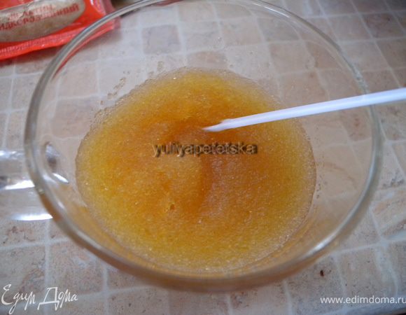 Залить желатин (быстрорастворимый) минимальным количеством воды (чтобы только покрылся) и растворить на водяной бане или в микроволковке. 