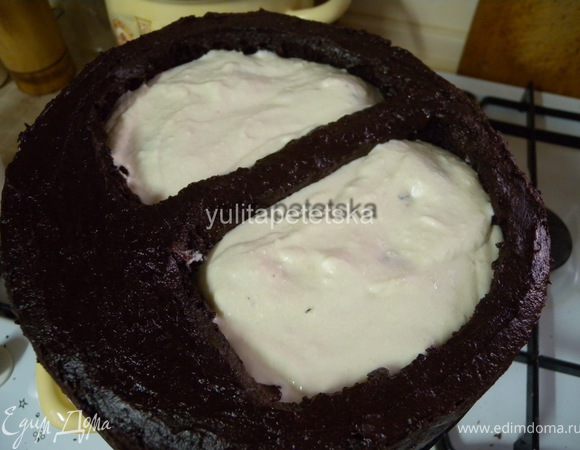 Залить кремом не доливая до конца 1 см. 