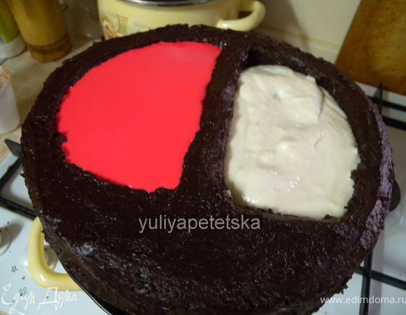 В оставшийся крем добавить немного сливок (я добавила а то у меня начал крем застывать на ходу) и красителя (красного) взбить и залить до верха. 