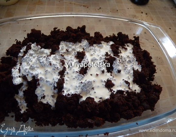 Из остатков бисквита (верхушка и внутрянка), полив сливками 