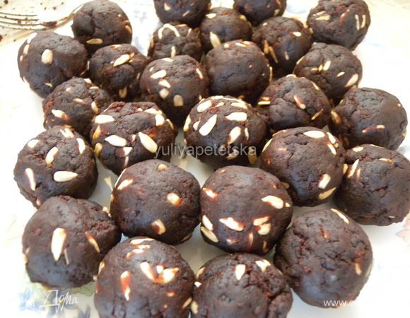 Скатать шарики размером с небольшой грецкий орех. У меня получилось 26 шт. Что самое интересное, так это то, что как-раз столько штук и потребовалось. Так что мне не удалось и попробовать лишнее :-)))