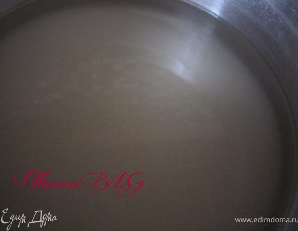 Крем. 1/2 ст. воды смешать с сахаром, закипятить.