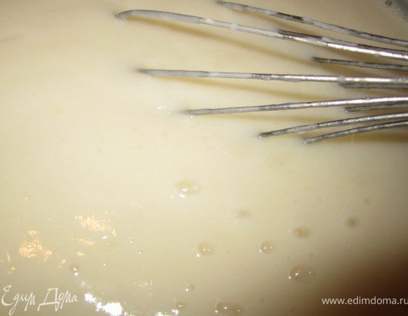 Оставшуюся воду смешать с мукой(1/2 стакана) .Аккуратно ввести в сметанную смесь.