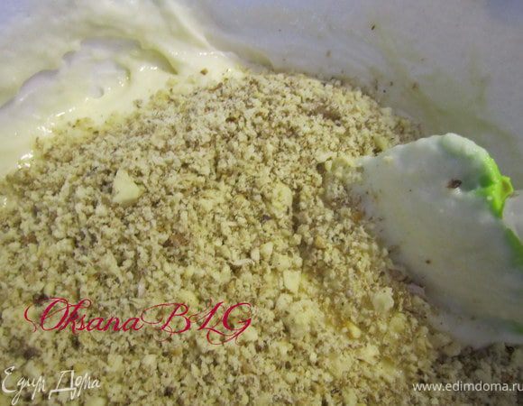 Добавить измельченные орешки и лимонный сок.