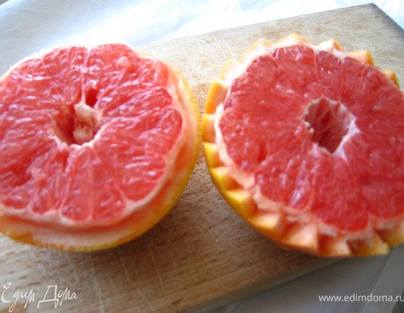  Грейпфрут разрезать пополам. по кругу (примерно 5мм ) срезать корочку, не трогая мякоть. Для эстетики можно сделать острым ножом зубчики. наискосок по мякоти сделать  частые надрезы. Серединку пробуравить 