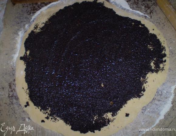 Половину готового теста раскатываем в лепешку и распределяем по ней мак