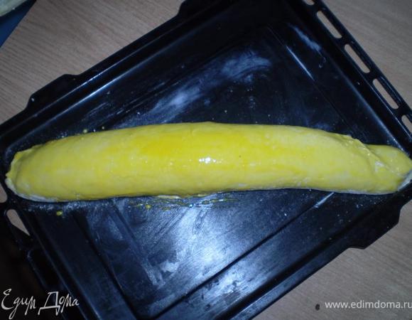 Сварачиваем рулет, смазываем желтком и выпекаем около 40 мин при 200 гр