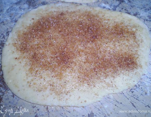 Пока рулет печется займемся булочками. Оставшуюся половину теста делим на 10 частей. Раскатываем тонкие лепешечки. Смазываем растительным маслом и щедро посыпаем сахаром смешанным с корицей