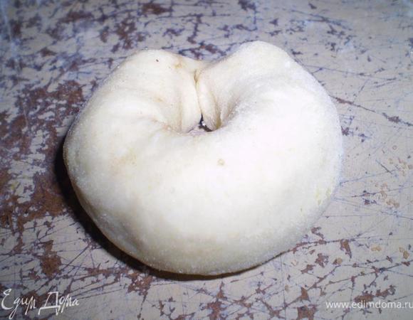 Сворачиваем лепешечку в рулетик, концы скрепляем