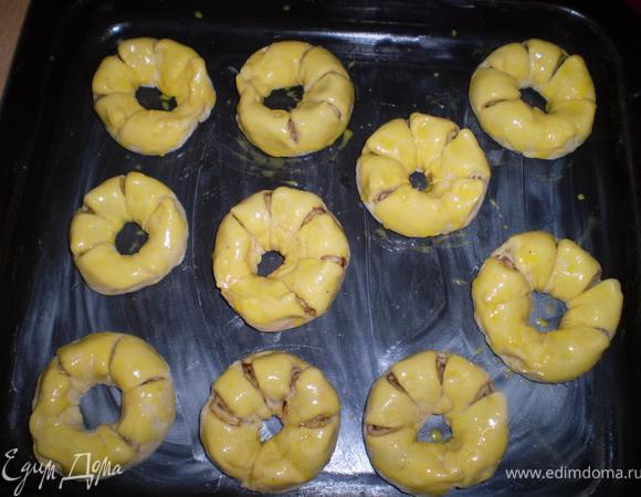 Смазываем желтком и выпекаем 30-40 мин при 2оо гр. 