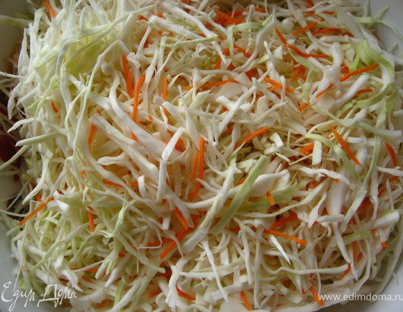Нашинкуйте капусту. Морковь натрите на крупной терке (мне больше нравится терка для корейской моркови). Перемешайте.