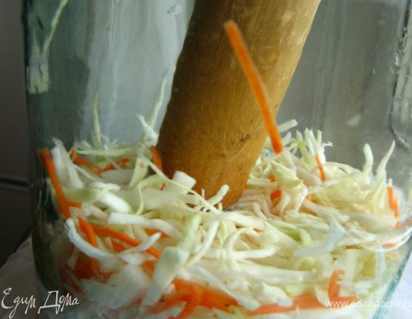 Часть капусты уложите в банку.