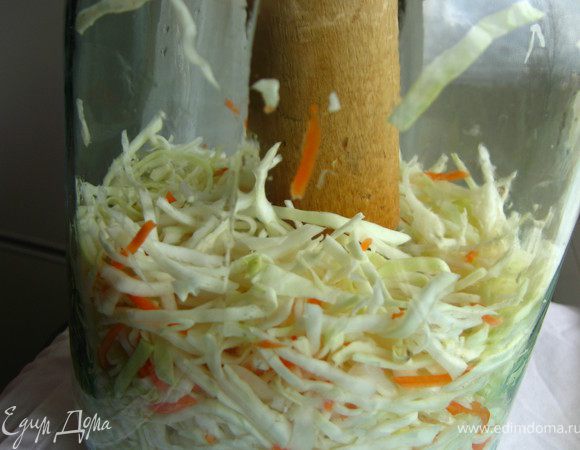 Урамбуйте деревянной толкушкой.