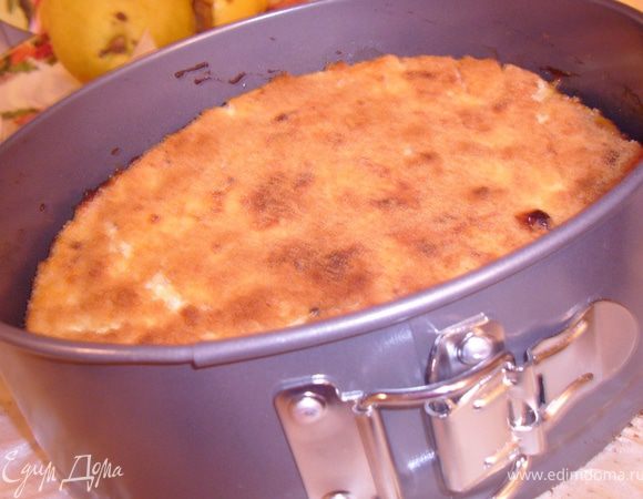 В форму*20 см утромбуй печенье перемешанное с маслом и мёдом.Сверху выложи суфле:творог+сахар+желтки+йогурт+тёртые яблоки+взбитые белки.Посыпать сверху орехами(измельчёнными).
 Запекать до золотистого цвета в разогретой духовке при 180 г.