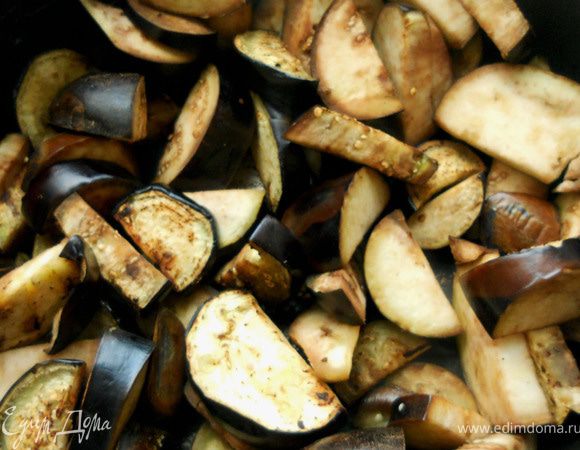 Баклажаны нарезать произвольно и обжарить на сухой сковороде на сильном огне, помешивая, около 3-5 минут.