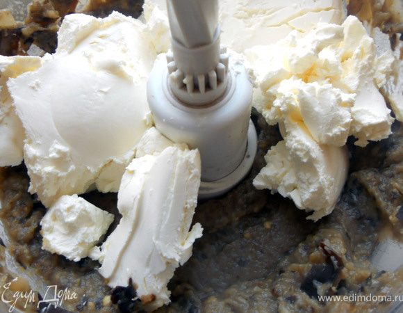 Добавить творожный сыр.