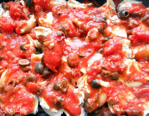 Поверх распределить оставшийся соус. Запекать в предварительно разогретой до 190+- духовке 20-25 минут. Минут за 5-10 до готовности можно сбрызнуть оливковым маслом ***Уже постфактум подумалось, что недурственно было бы присыпать моцареллой". 