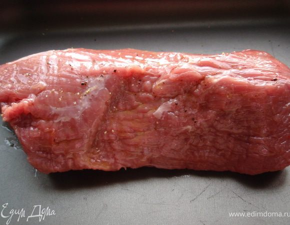 Я предпочитаю готовить ростбиф в форме, так проще потом использовать соус, наклонив форму. Поэтому укладываем мясо в форму, перчим и поливаем оливковым маслом. Не солить, поскольку иначе мясо сразу даст сок, а нам этого не надо. Ставим мясо в прогретую духовку на 10минут, затем переворачиваем его и запекаем ещё 5 минут. За это время мясо приобретет румяную корочку и не потеряет ни капли сока. Мясо достаем их духовки и даем ему отдохнуть пока духовка остывает до 150С.