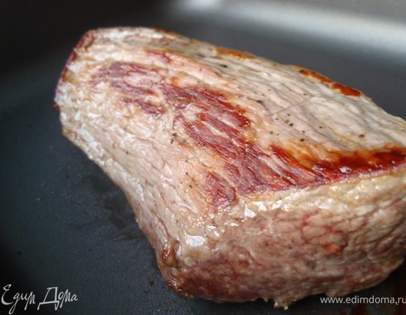 Мясо посолим и отправляем в остывшую духовку. Можно добавить немного воды, поскольку соус который будет выделяться довольно концентрированный. Затем в процессе готовки мясо можно поливать соком. Теперь все зависит от выбранного вами куска и от вашей духовки. Первые 15-20 минут мясо можно не трогать. А затем следует проверять его на готовность с помощью зубочистки или ножа по цвету выделяющегося сока. Очень важно поймать его в необходимой вам степени прожарки. В классическом рецепте английский ростбиф должен быть с кровью. При протыкании должен  выделяться сок слегка розовый, но не красный. Для этого я выдержала его в духовке 40 минут.