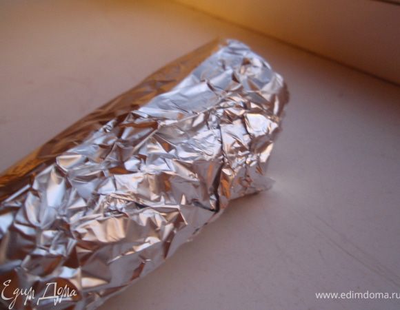 Очень важно когда вы достали ростбиф из духовки ни в коем случае его сразу не резать. Лучше всего плотно укатать его в фольгу и оставить на 10-15 минут, таким образом он сохранит все соки внутри мяса.