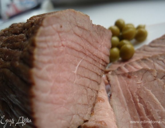 Готовый ростбиф нарезают поперёк волокон тонкими ломтиками. С ростбифом не принято подавать гарнир в традиционном его понимании. В качестве сопутствующих добавок используют образовавшуюся в процессе приготовления жидкость, а также различные соусы и лёгкие закуски. На стол ростбиф подаётся как горячим, так и холодным. В Англии, на родине этого блюда, традиционно принято подавать к холодному ростбифу зелёный горошек, а также горчицу и хрен.