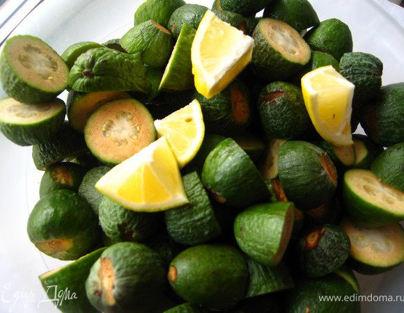 Лимон на несколько минут залейте кипятком, нарежьте на кусочки и удалите косточки. Спелую фейхоа помойте, зачистите с двух сторон, разрежьте на несколько частей .