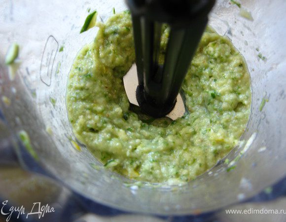 Пробейте фейхоа вместе с лимоном в пюре с помощью блендера. 