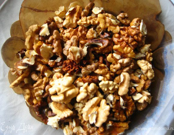 Орехи измельчите в грубую крошку.