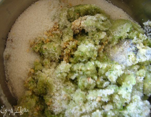 Смешайте пюре фейхоа с орехами и добавьте сахар.