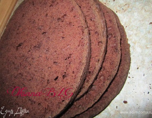 Каждый корж разрезать на два.