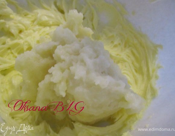 По ложке ввести заваренный крем.