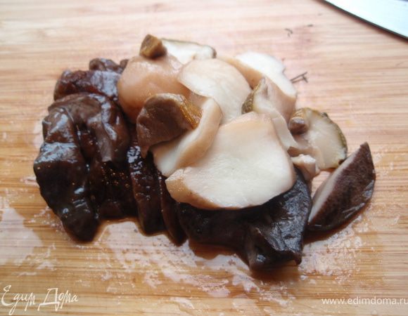 Тем временем отварить грибочки в подсоленной воде в течении 20-30 минут. Бульон не выливать он нам пригодится.  Нарезать отваренные грибочки средними ломтиками.