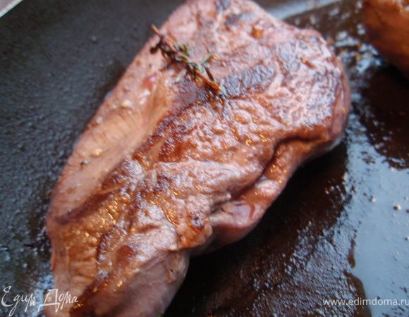 На сильно раскаленную сковороду налить оливковое масло и выложить промаринованное филе. Обжарить с одной стороны до золотистости и перевернуть на другую. Обжаривать минут 5, затем вылить второй бокал вина. Продолжать готовить на сильном огне, пока 2/3 вина не выпарится. 