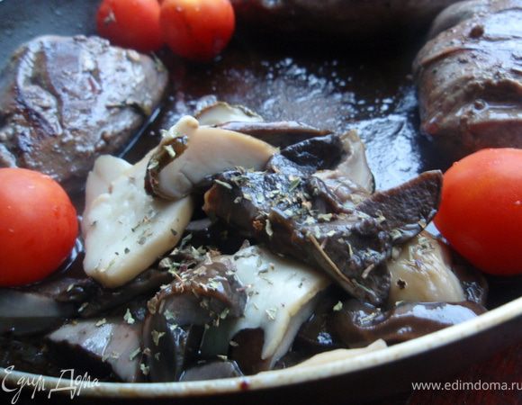 Добавить в сковородку грибы, помидорки черри и сушенный тимьян, немного обжарить, минут 5. Затем добавить грибного бульона, накрыть крышкой и убавить огонь на самый маленький. Тушить минут 20, до готовности грудок. Проверить готовность можно проткнув филе ножом, сок должен быть светлый, без крови. 