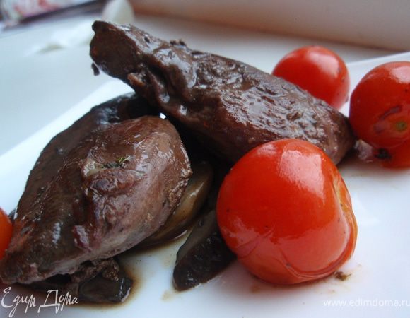 На тарелку выложить немного грибов, сверху утиное филе и полить соусом образовавшимся при тушении. По краям положить томленные в соусе помиродки черри. Очень ароматно, красиво и вкусно. Приятного аппетита! 