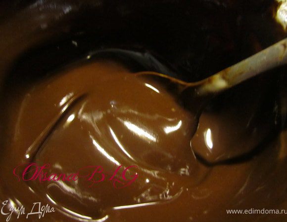 Сверху полить растопленным шоколадом.