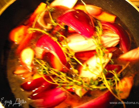 Рецепт щечек (а точнее, говяжьих щечек) подробно описывать не буду, точный рецепт вы найдете у Станислава, http://www.edimdoma.ru/recipes/16125. Скажу только, что овощи я обжаривала меньше, максимум 5 минут. И куриный бульон не добавляла. Все равно получилось очень вкусно!

