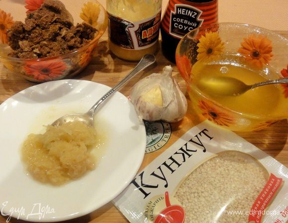 Для начала сварим соус терияки. Соевый соус желательно брать слабо соленый.
Корень имбиря натереть на мелкой терке.