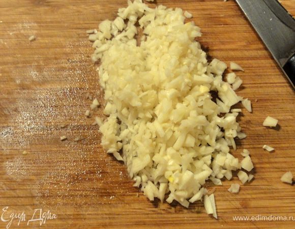 Чеснок мелко порубить.
