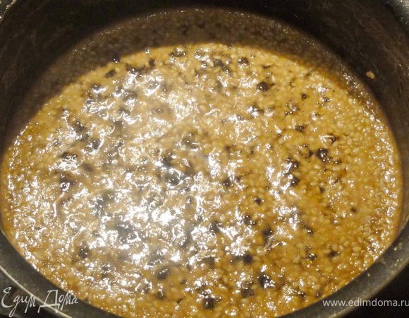 Кунжут обжарить на сухой сковороде. Ингредиенты смешать и довести до кипения. Кипятить 3 минуты на медленном огне. Затем соус снять с огня и дать настояться. Такой соус можно хранить 2 недели в холодильнике.