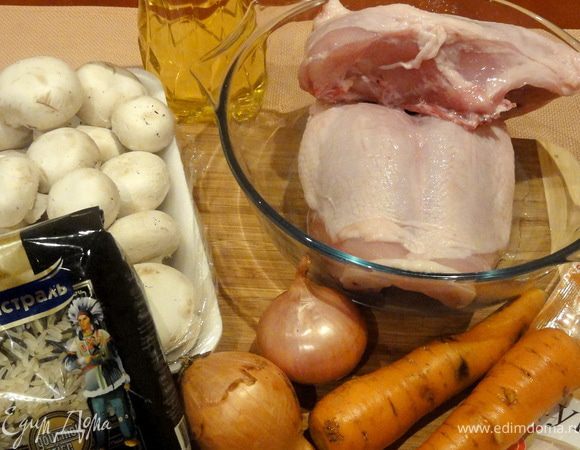 Теперь поставьте кипятить воду для риса. Закиньте промытый рис в кипящую воду и варите до готовности. Откиньте на сито и дайте воде стечь.