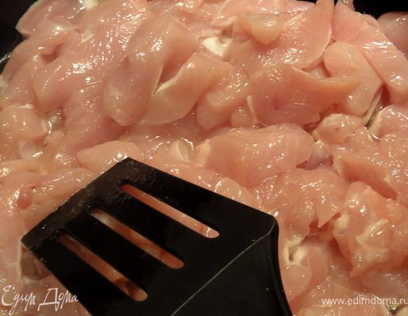 Куриные грудки отделить от костей и нарезать небольшими кусочками. Куриное мясо жарить до готовности на сковороде, с применением растительного масла.