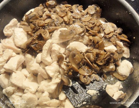 Теперь грибы перекладываем к курице и жарим еще 2 минуты.Затем добавляем кунжут и соус терияки. Все это обжариваем, постоянно помешивая, еще минут пять.