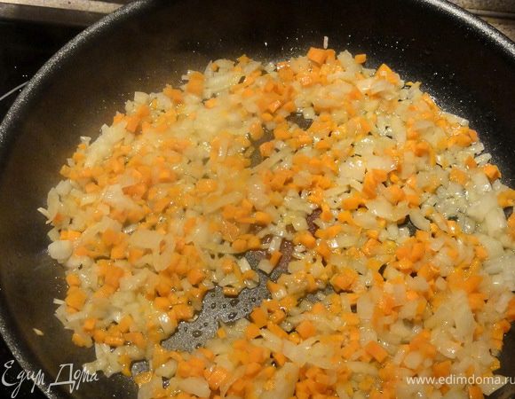 В это время нарезать лук и морковь мелкими кубиками и обжарить на масле (можно добавить 1-2 пера лука порея).
