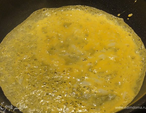 Одновременно (если есть возможность) взбить яйца и приготовить яичные блинчики. Для этого необходимо блинчики жарить на сухой сковороде, разливая их по поверхности (как обычные блины).